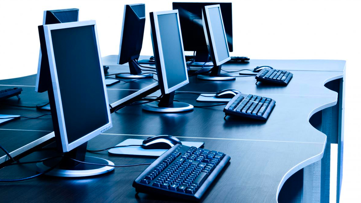 Computadores montados numa sala de informática